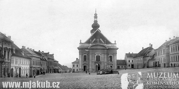 Dolní náměstí s farním chrámem (1900)