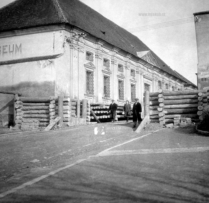 Protitankové zátarasy u muzea (duben 1945)